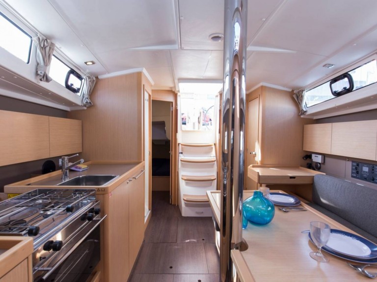 Hire a Bénéteau Oceanis 38.1 Cambrils