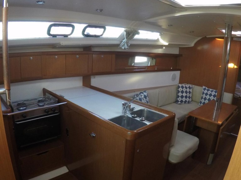 Yacht hire Palamós cheap Oceanis 37