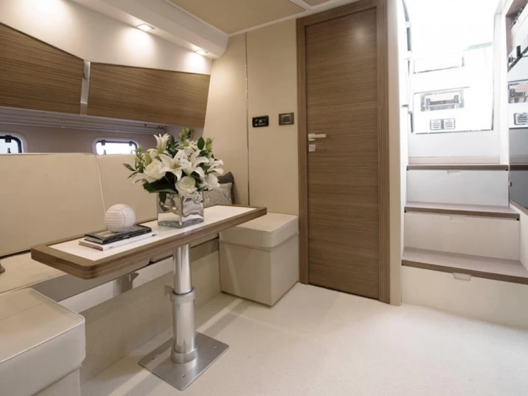 Motorboat hire in Sorrento - Azimut Atlantis 44