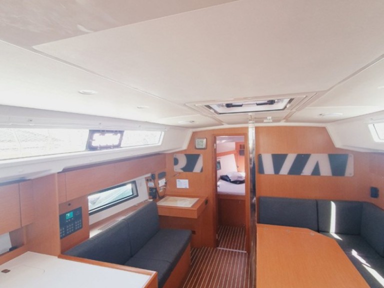 Yacht hire Pula cheap Bavaria C42