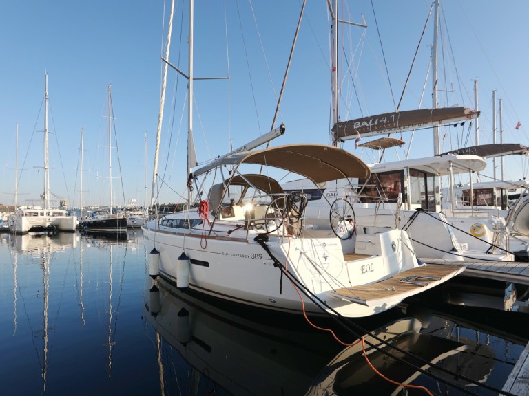 Hire Sailboat Jeanneau with a boat licence
