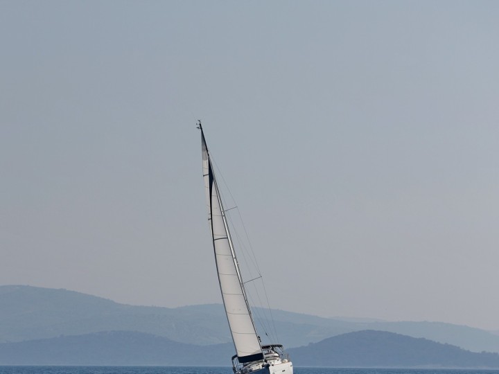 Hire Sailboat Jeanneau with a boat licence