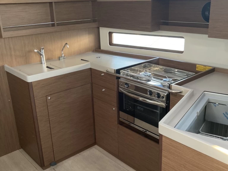 Bénéteau Oceanis 40.1 charter bareboat or skippered in  Alimos