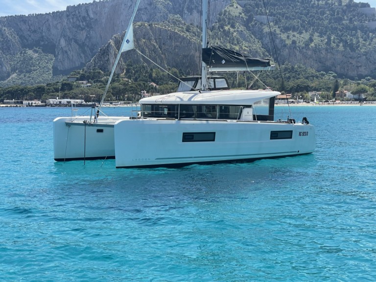 Catamaran to hire Palermo at the best price