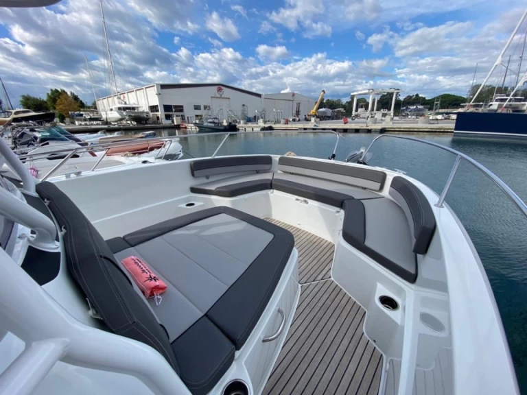 Hire Motorboat with or without skipper Jeanneau Cogolin