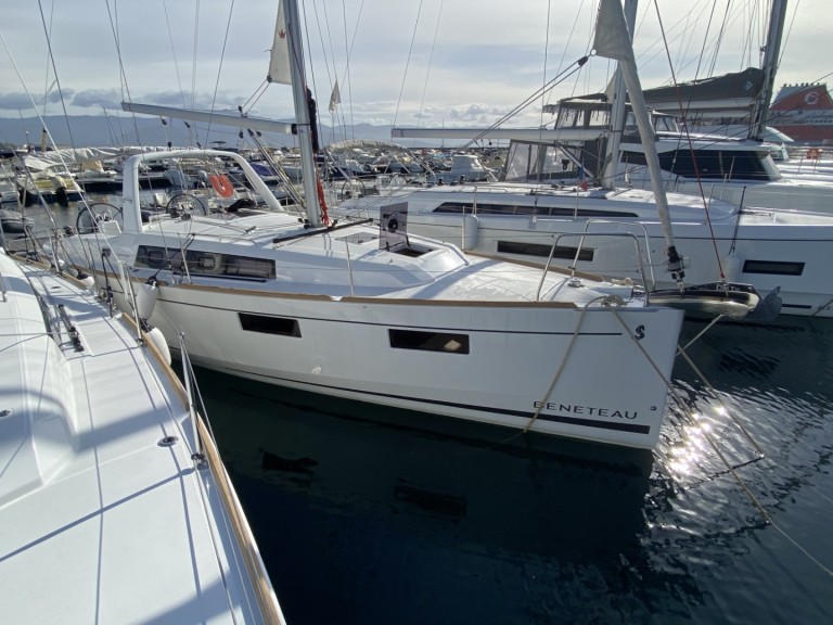 Yacht charter Ajaccio - Bénéteau Oceanis 351 on SamBoat