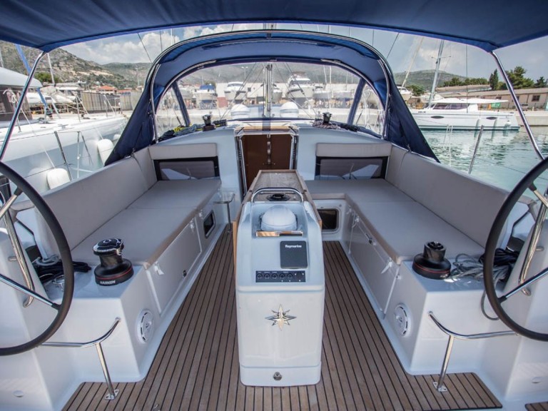 Charter a Jeanneau Sun Odyssey 440 in Palma de Mallorca on Samboat
