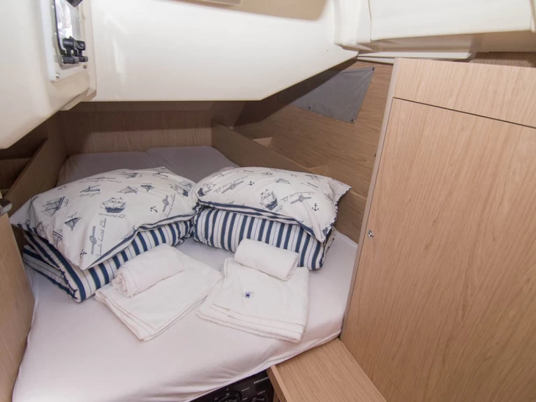 Hire a Bénéteau Oceanis 41.1 Göcek