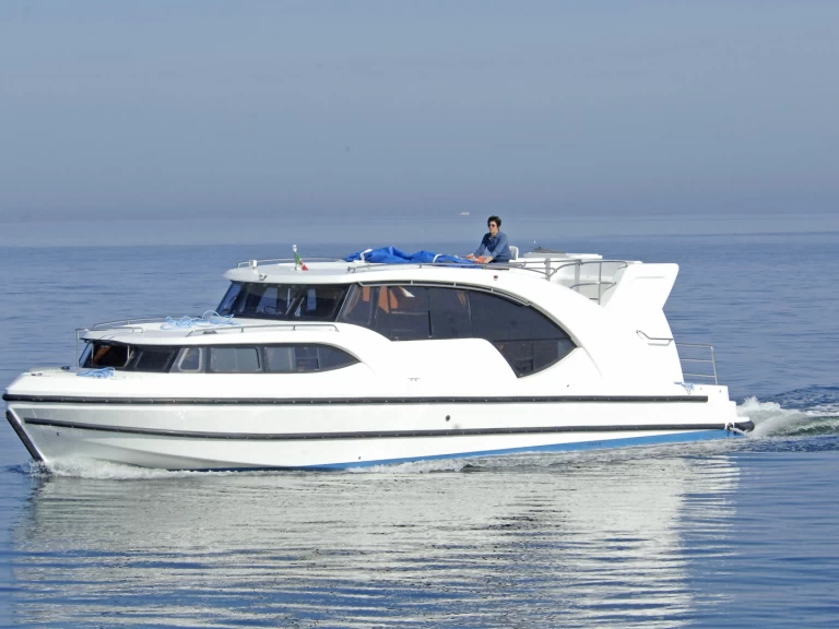 Hire Canal boat Houseboat Holidays Italia with a boat licence