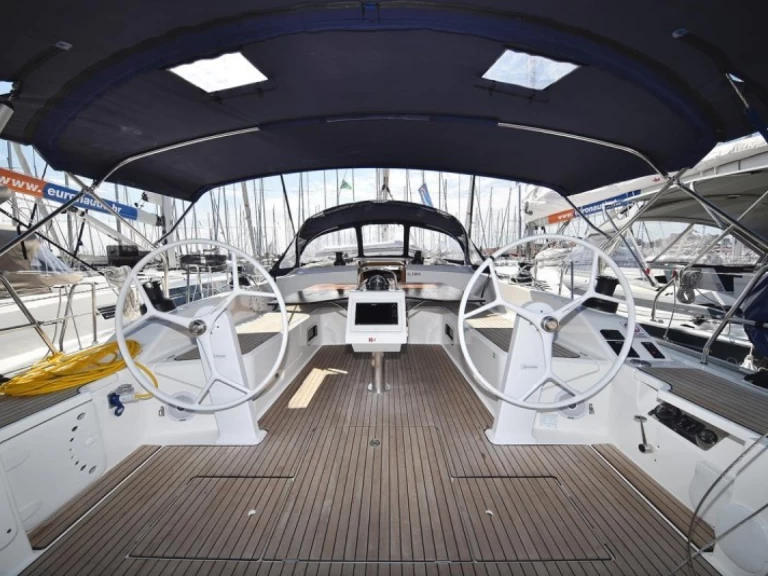 Hire Sailboat Bavaria with a boat licence