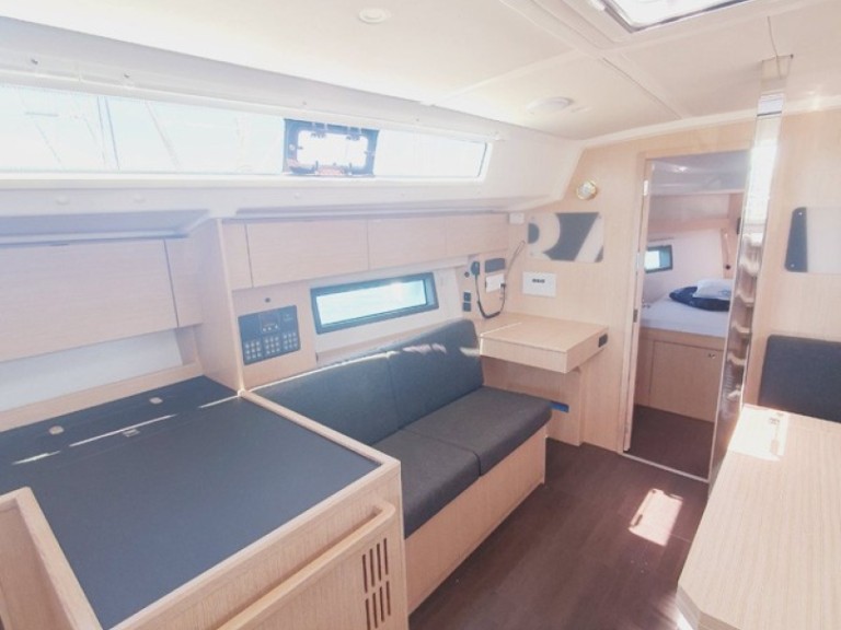 Yacht hire Pula cheap Bavaria C42