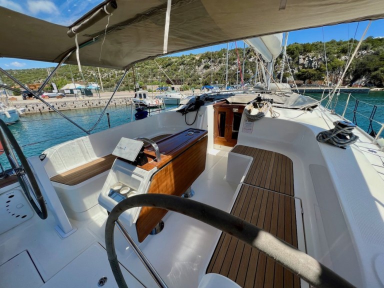 Hire Sailboat with or without skipper Bavaria Alimos