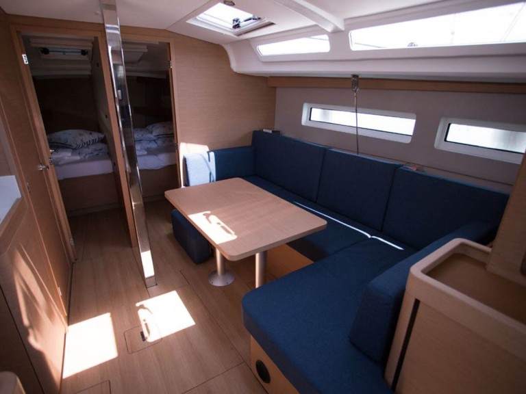 Hire Sailboat Jeanneau with a boat licence