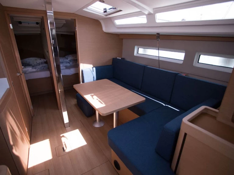 Hire Sailboat Jeanneau with a boat licence