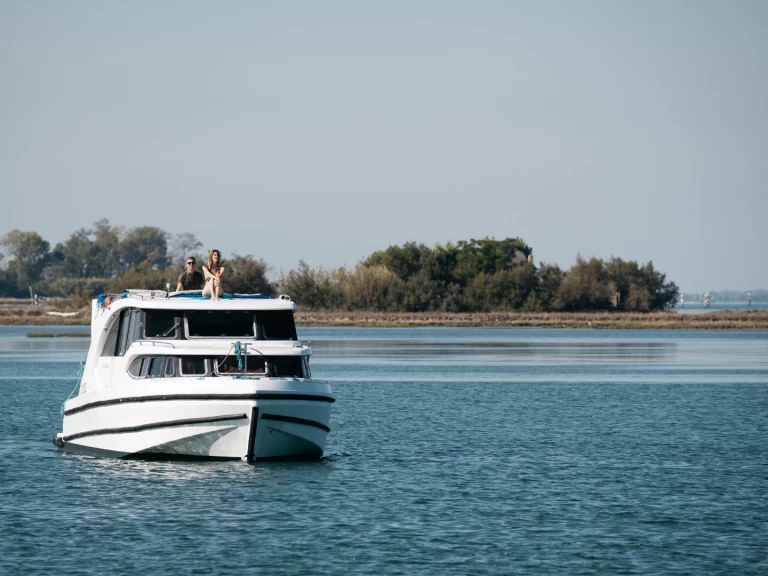 Charter a Houseboat Holidays Italia Minuetto 6+ in Casale sul Sile on Samboat