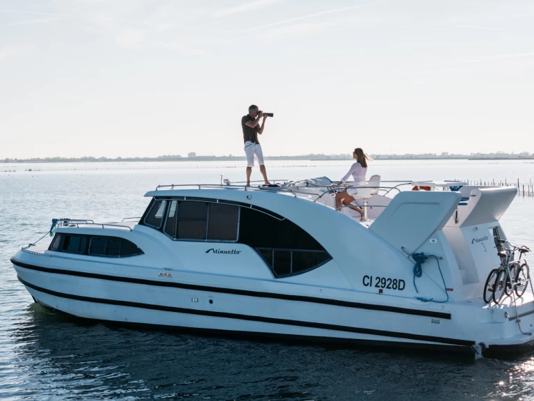 Yacht charter Casale sul Sile - Houseboat Holidays Italia Minuetto 6+ on SamBoat