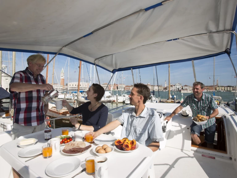 Hire a Houseboat Holidays Italia Minuetto 6+ Casale sul Sile