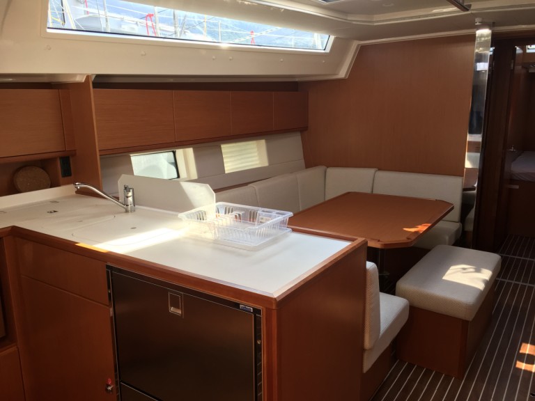 Yacht hire Nikiána cheap Bavaria C45
