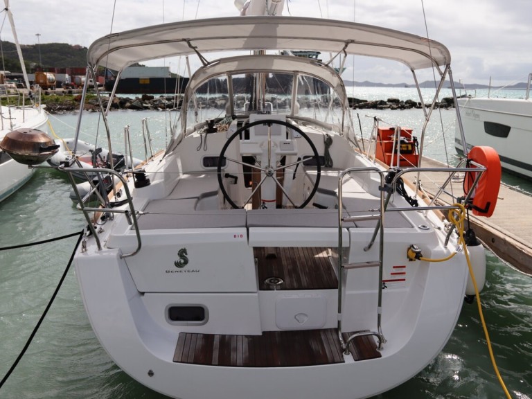 Charter a Bénéteau Oceanis 31 in Road Town on Samboat