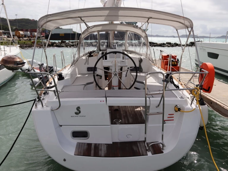 Charter a Bénéteau Oceanis 31 in Road Town on Samboat
