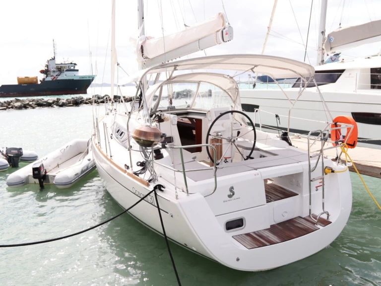 Bénéteau Oceanis 31 charter bareboat or skippered in  Road Town