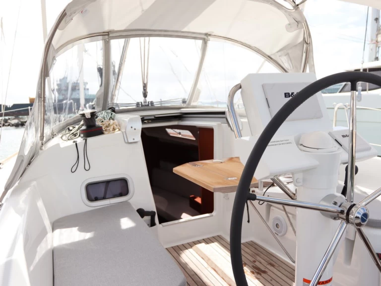 Hire a Bénéteau Oceanis 31 Road Town