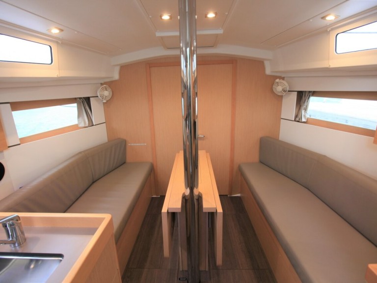 Hire a Bénéteau Oceanis 35.1 Road Town