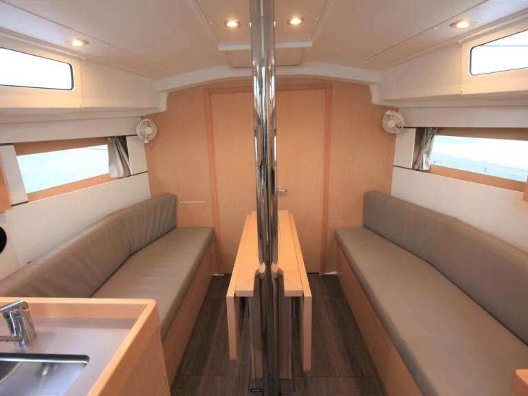 Hire a Bénéteau Oceanis 35.1 Road Town