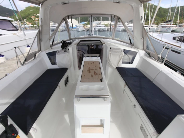 Hire a Bénéteau Oceanis 35.1 Road Town