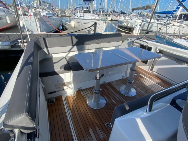 Hire Motorboat Jeanneau with a boat licence