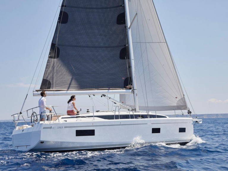 Yacht hire Pula cheap Bavaria C38