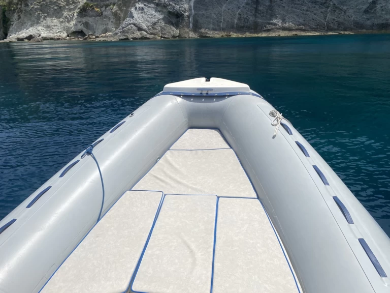 Hire RIB Bwa with a boat licence