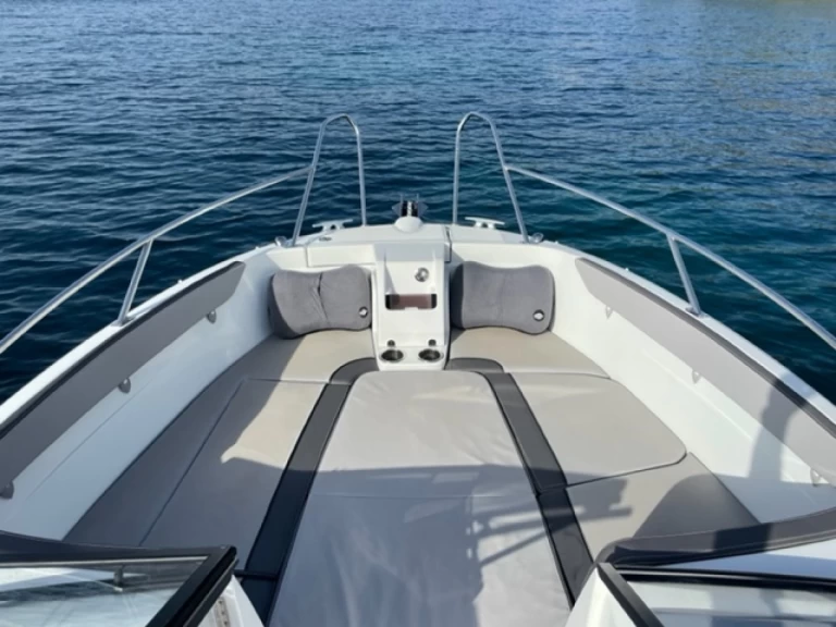 Hire Motorboat Jeanneau with a boat licence