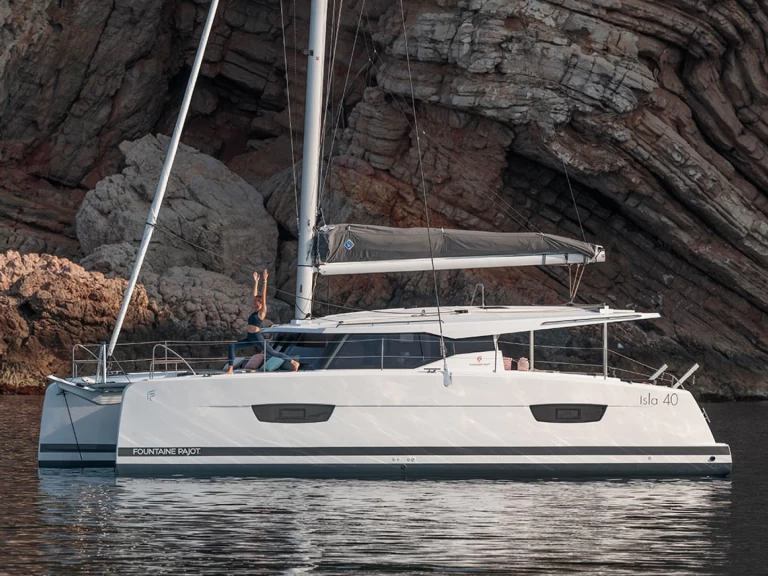 Hire Catamaran Fountaine Pajot with a boat licence