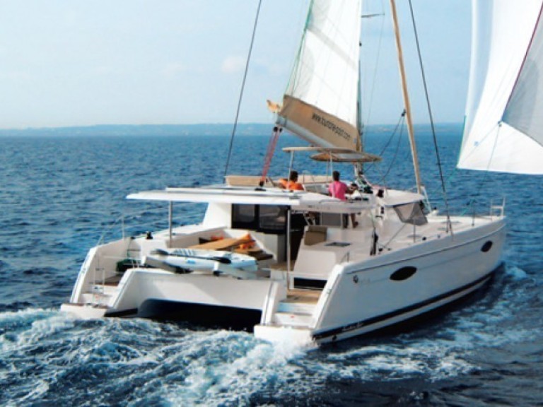 Catamaran hire in Le Marin - Fountaine Pajot Helia 44 A/C