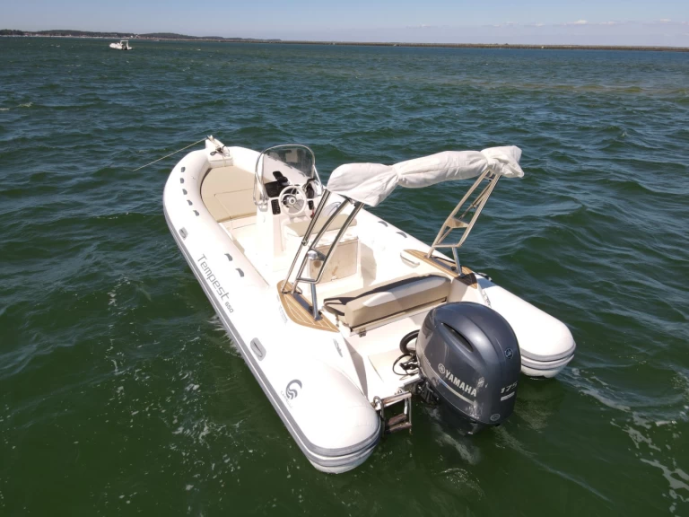 RIB hire in Grand Piquey - Capelli Tempest 650
