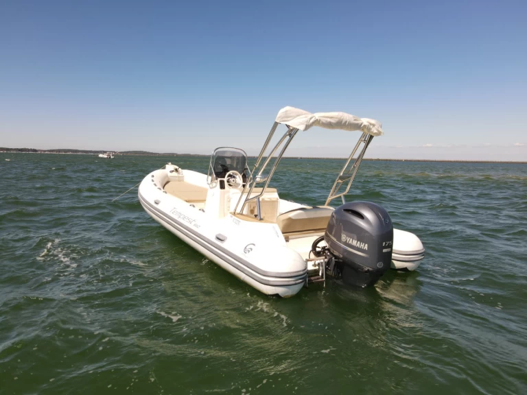 Hire RIB Capelli with a boat licence