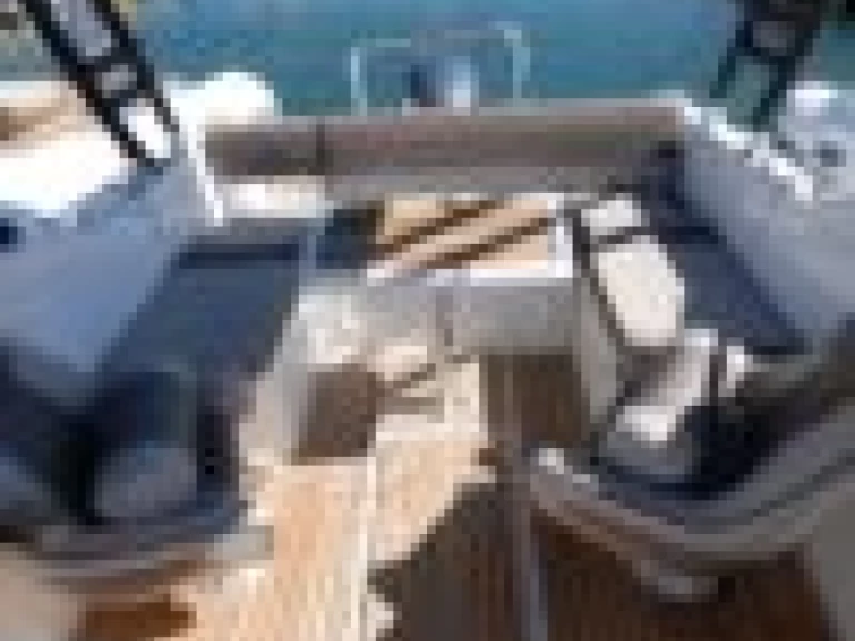 Hire Motorboat Jeanneau with a boat licence