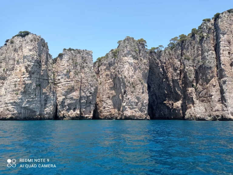 Hire Motorboat bimax with a boat licence