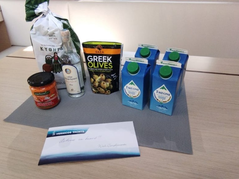 Charter a Bénéteau Oceanis 40.1 in Lávrio on Samboat