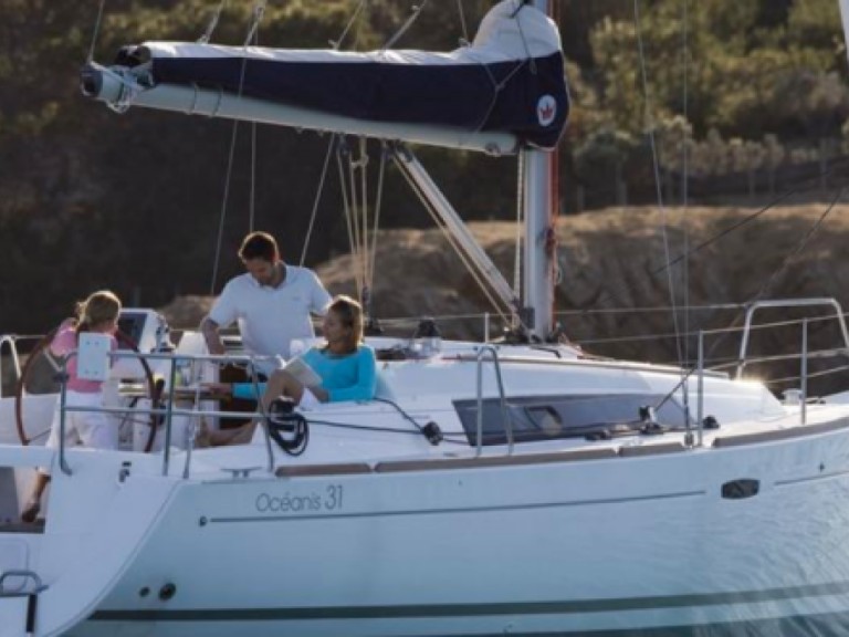 4 OCEANIS 31 charter bareboat or skippered in  Arzon
