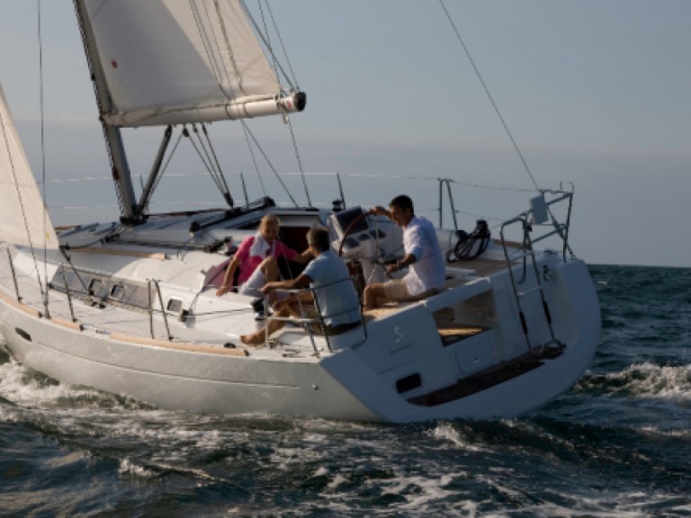 Charter a 4 OCEANIS 34 in Arzon on Samboat
