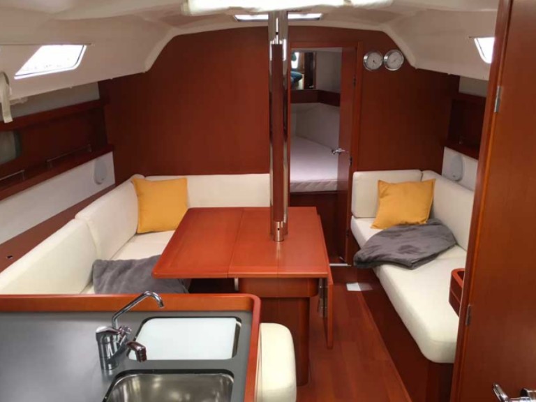 4 OCEANIS 34 charter bareboat or skippered in  Arzon