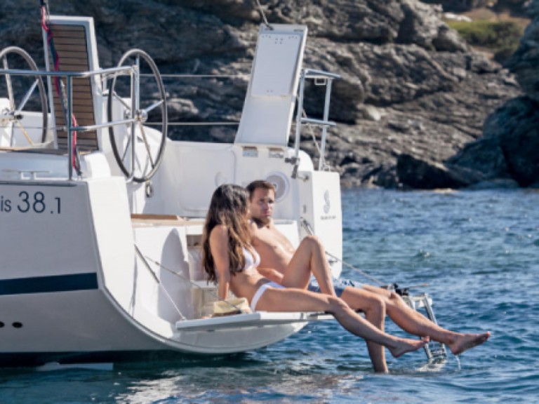 Charter a 4 oceanis 38 deriveur  in Arzon on Samboat