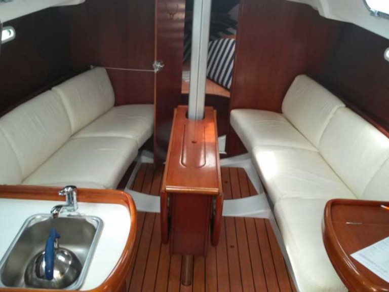 Yacht charter Arzon - 4 First 31.7 on SamBoat