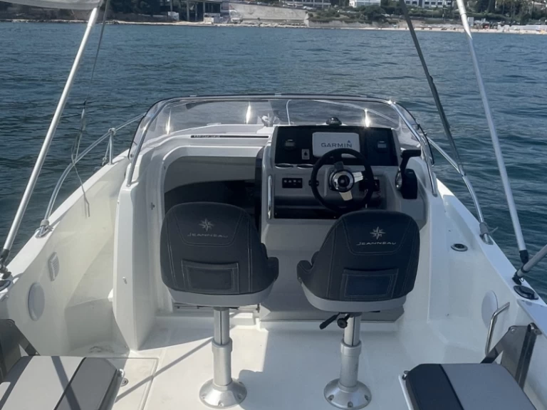 Yacht hire Cannes cheap Cap Camarat 6.5 WA