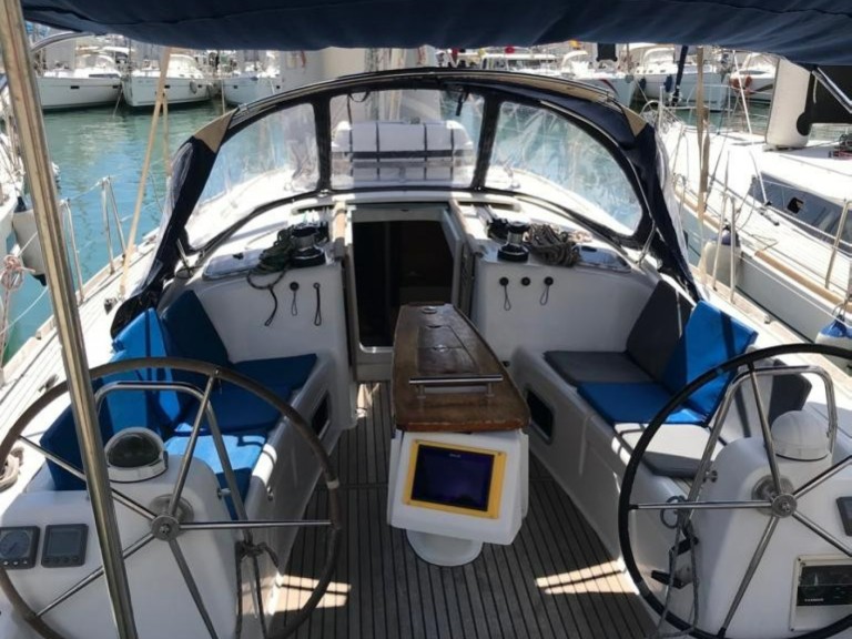 Yacht hire Palma de Mallorca cheap Oceanis 43