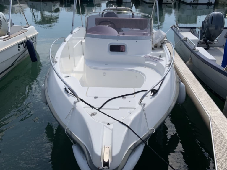 Hire a B2 Marine Cap Ferret 552 Open Frontignan