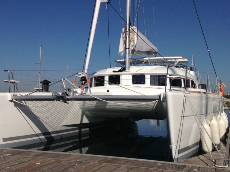 Yacht hire Alimos cheap Lagoon 380 S2