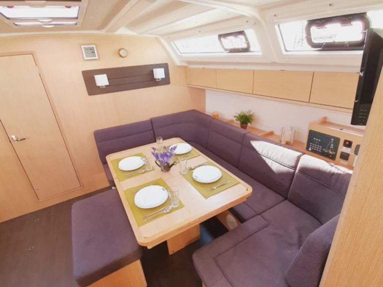 Sailboat to hire Pula at the best price